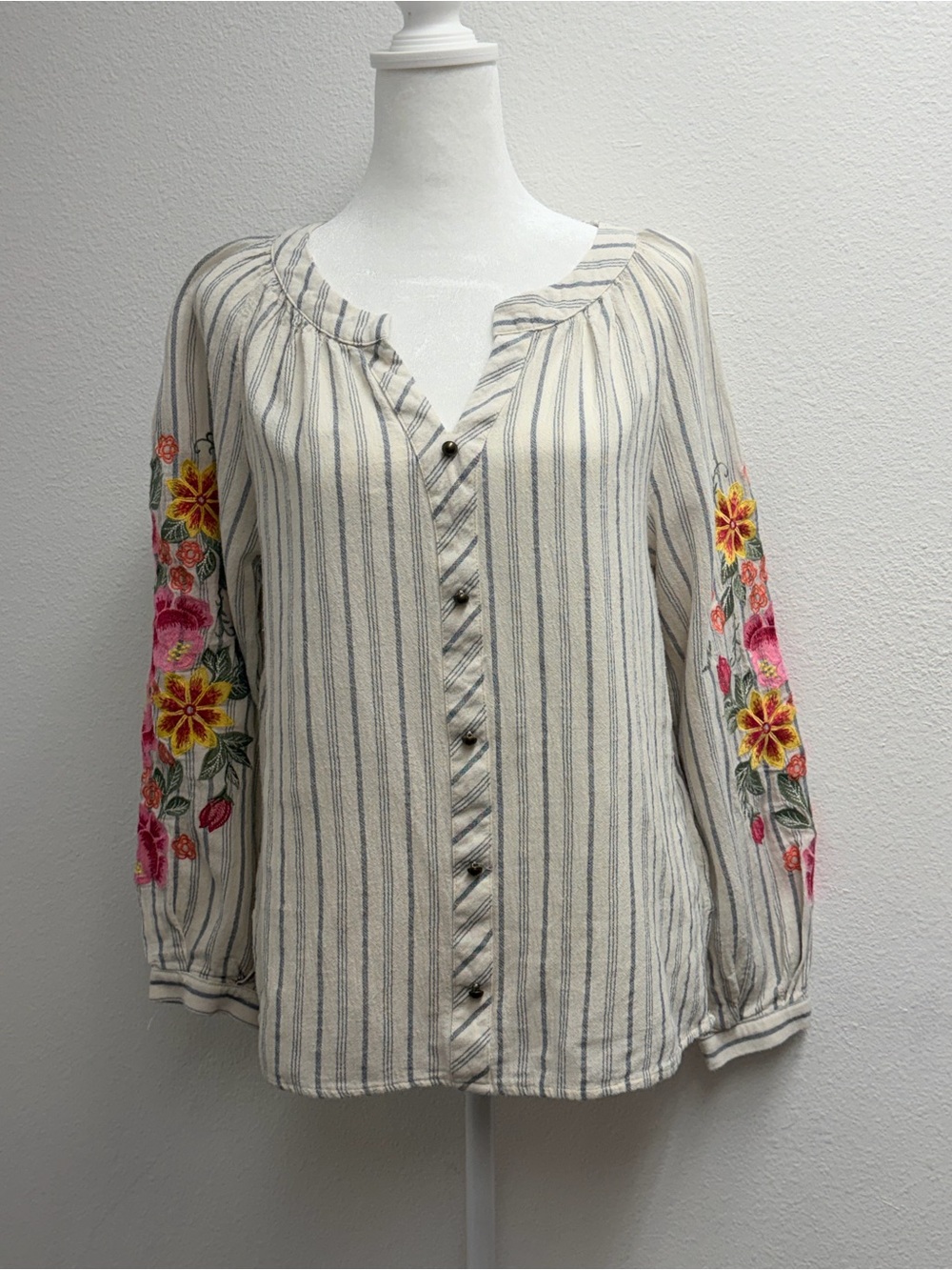 Savanna Jane Striped linen boho Blouse Floral embroidered Sleeves size small